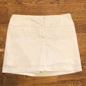 New York & Company, White skort, size 4. Short skirt that has shorts under it.